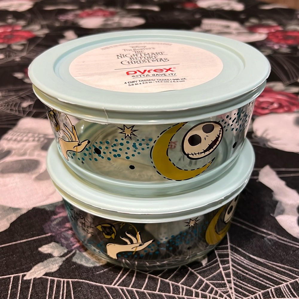 2 DISNEY Tim Burton’s The Nightmare Before Christmas PYREX 4 Cup Bowls W/Lids - Picture 1 of 12